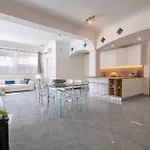 Luxury House Center With Private Garden Apartamento Olbia