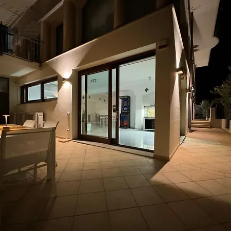 Luxury House Center With Private Garden Appartamento