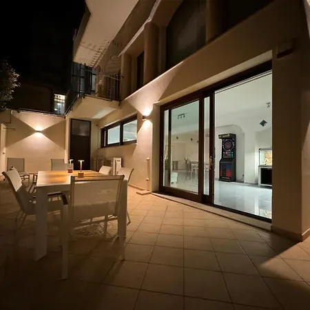 Luxury House Center With Private Garden Appartamento