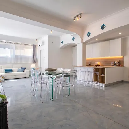 Luxury House Center With Private Garden Appartamento Olbia