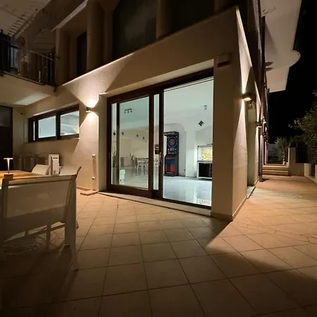 Luxury House Center With Private Garden 아파트