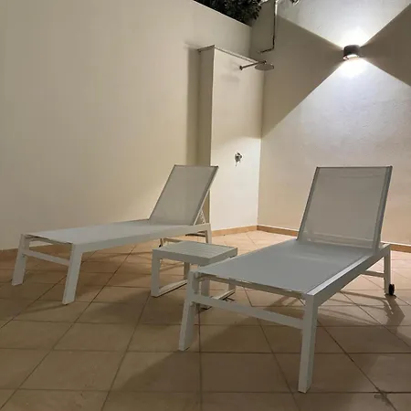 Luxury House Center With Private Garden 아파트 *