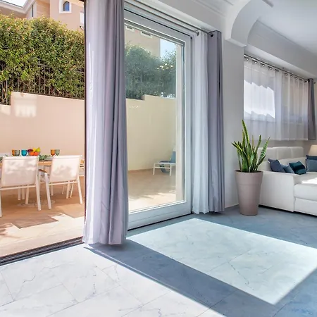 Luxury House Center With Private Garden 아파트