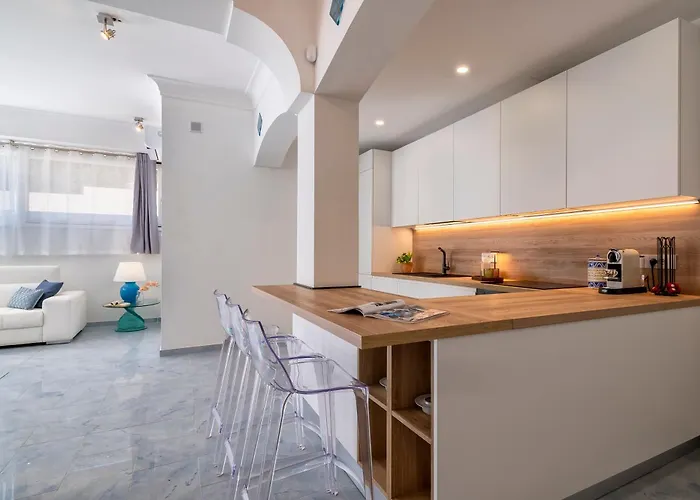 Luxury House Center With Private Garden Apartment *